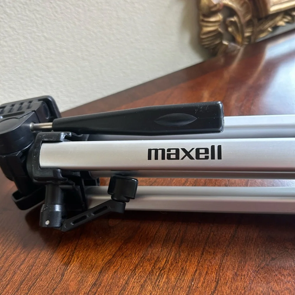 Maxell camera tripod with extendable legs
